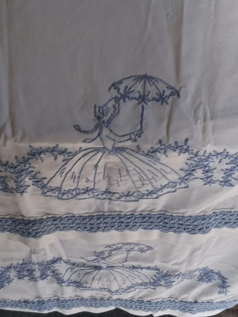 Vintage Hand‑Embroidered Southern Belle Pillowcase Set (4) Crochet Trim - Picture 4 of 11